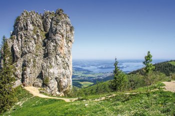Gipfel Kampenwand mit Ausblick auf den Chiemsee &copy; Sina Ettmer-stock.adobe.com